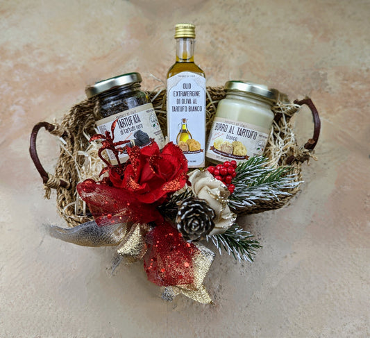 Schöner Geschenkkorb mit Sauce mit Sommertrüffel, Butter und Olivenöl mit weißen Trüffeln