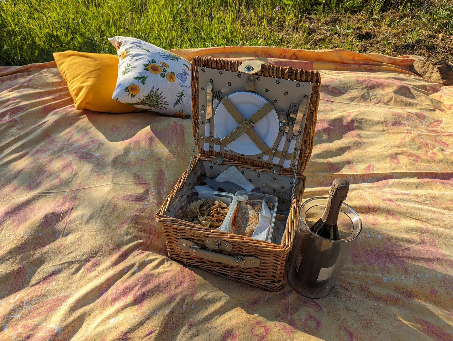 Trüffelpicknick in einer Trüffelplantage im Apennin