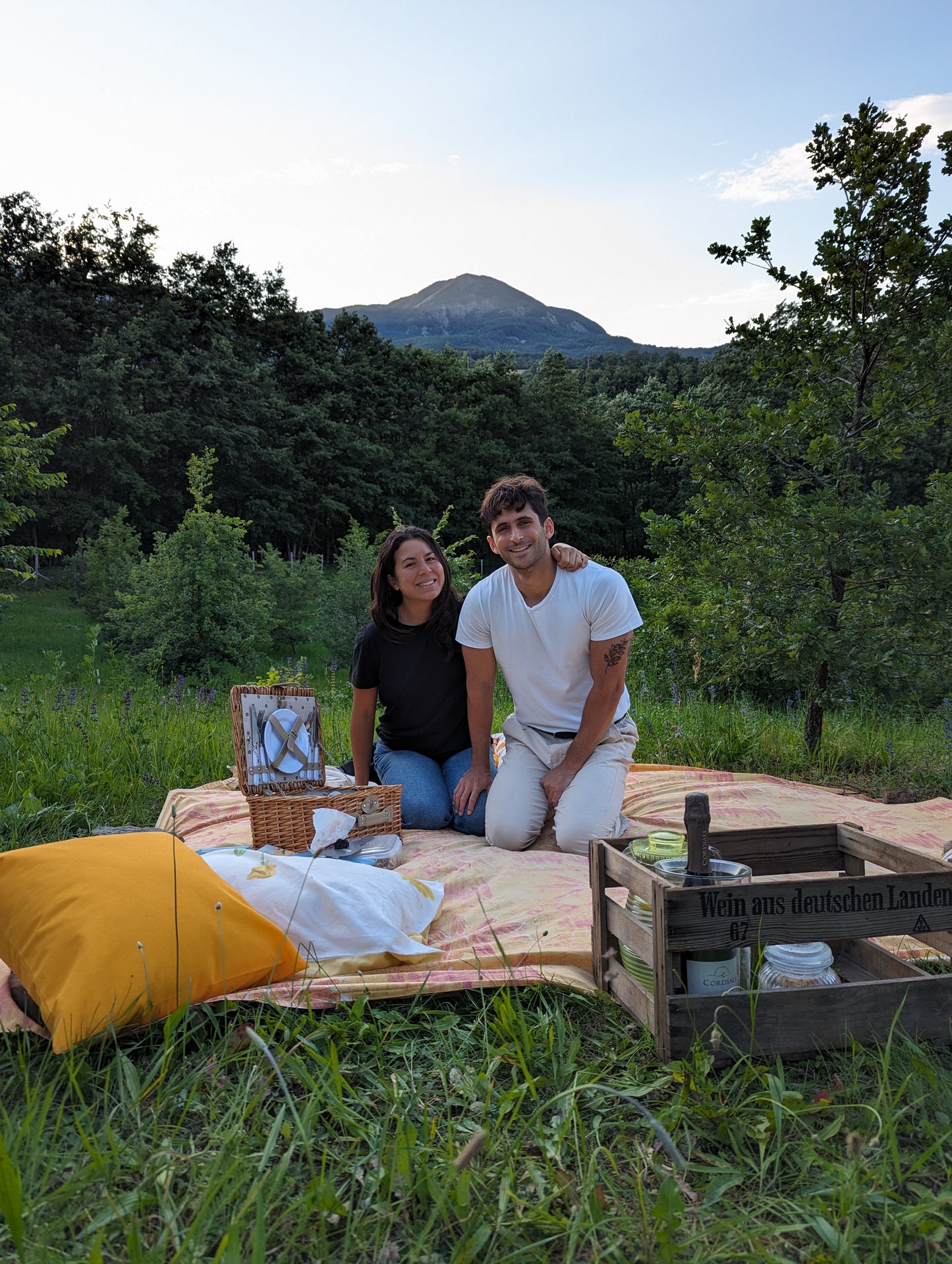 Trüffelpicknick in einer Trüffelplantage im Apennin